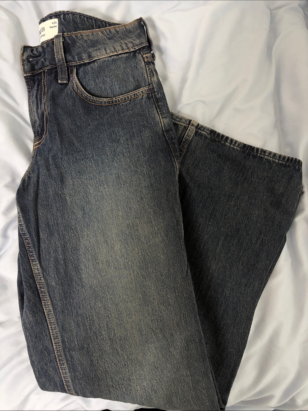 Low-rise baggy dark wash jeans
